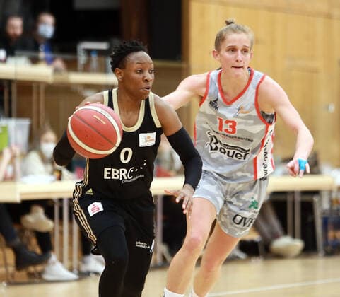 Wasserburg, Badria Halle, 06.01.21, Basketball, 1. Bundesliga Damen, TSV 1880 Wasserburg vs TK Hannover, im Bild von links Stephanie GARDNER (Hannover US), Leonie FIEBICH (Wasserburg), Copyright: HMBxMediax xHeikoxBecker
