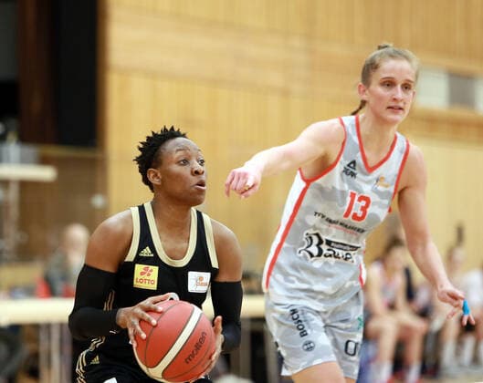 Wasserburg, Badria Halle, 06.01.21, Basketball, 1. Bundesliga Damen, TSV 1880 Wasserburg vs TK Hannover, im Bild Stephanie GARDNER (Hannover US), Leonie FIEBICH (Wasserburg), Copyright: HMBxMediax xHeikoxBecker