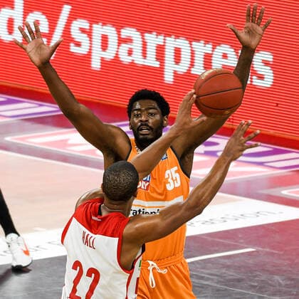 GER, BBL, ratiopharm ulm vs Bose Bamberg 06.01.2021, ratiopharm arena, Neu-Ulm, GER, BBL, ratiopharm ulm vs Bose Bamberg, im Bild Devon Hall (Bamberg, 22), Aric Holman (Ulm, 35)