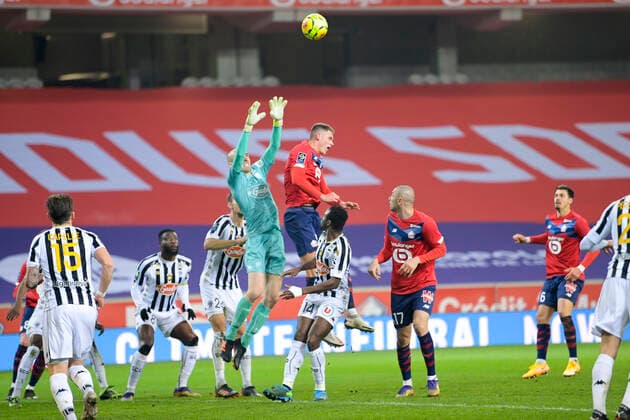 Sven Botman (Losc) vs PAUL BERNARDONI (Angers) FOOTBALL : LOSC vs Angers - Ligue1 Uber eats - 06 01 2021 JBAutissier Panoramic 