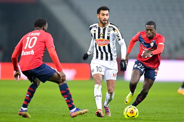 Angelo Fulgini (Angers) vs Timothy Weah (Losc) FOOTBALL : LOSC vs Angers - Ligue1 Uber eats - 06 01 2021 JBAutissier Panoramic 