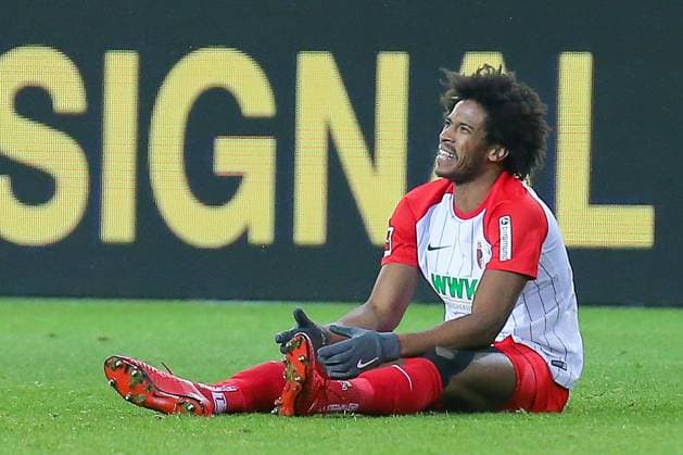 Dortmund, Deutschland 26. Februar 2018: 1.BL - 17 18 - Borussia Dortmund vs. FC Augsburg Caiuby (FC Augsburg) unzufrieden enttäuscht enttaeuscht niedergeschlagen frustriert, Signal Iduna Park Nordrhein Westfalen *** Dortmund, Germany 26 February 2018 1 BL 17 18 Borussia Dortmund vs FC Augsburg Caiuby FC Augsburg dissatisfied disappointed disappointed dejected frustrated, Signal Iduna Park Nordrhein Westfalen. Copyright: xFotostandx xWellerx