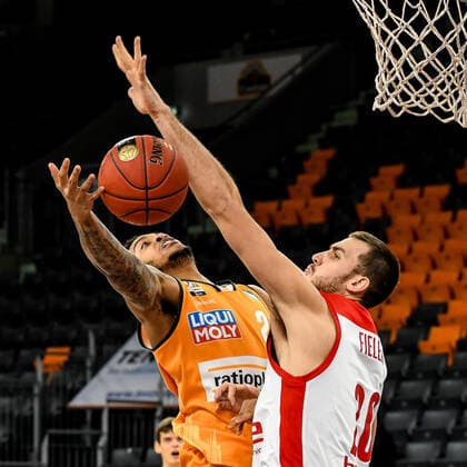 GER, BBL, ratiopharm ulm vs Brose Bamberg 06.01.2021, ratiopharm arena, Neu-Ulm, GER, BBL, ratiopharm ulm vs Brose Bamberg, im Bild Troy Caupain (Ulm, 23), Chase Fieler (Bamberg, 20)