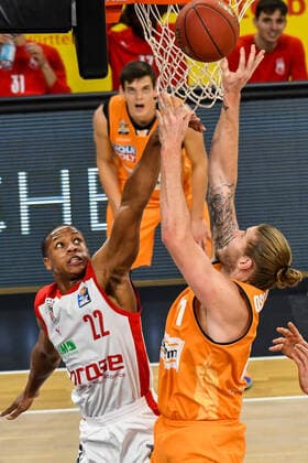 GER, BBL, ratiopharm ulm vs Brose Bamberg 06.01.2021, ratiopharm arena, Neu-Ulm, GER, BBL, ratiopharm ulm vs Brose Bamberg, im Bild erfolgreiche Verteidigungsaktion von Devon Hall (Bamberg, 22) gegen Dylan Osetkowski (Ulm, 21)