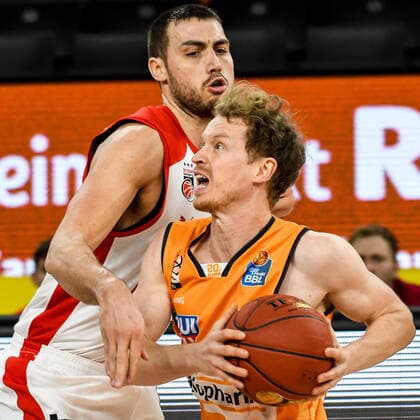 GER, BBL, ratiopharm ulm vs Brose Bamberg 06.01.2021, ratiopharm arena, Neu-Ulm, GER, BBL, ratiopharm ulm vs Brose Bamberg, im Bild Per Günther Guenther (Ulm, 6) kann von Chase Fieler (Bamberg, 20) nicht aufgehalten werden