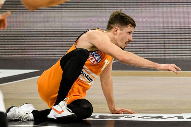 GER, BBL, ratiopharm ulm vs Brose Bamberg 06.01.2021, ratiopharm arena, Neu-Ulm, GER, BBL, ratiopharm ulm vs Brose Bamberg, im Bild Andreas Obst (Ulm, 13) geht nach Fehlwurf zu Boden