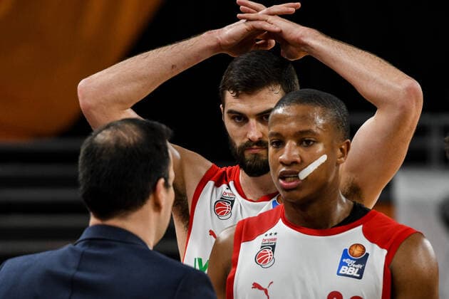 GER, BBL, ratiopharm ulm vs Brose Bamberg 06.01.2021, ratiopharm arena, Neu-Ulm, GER, BBL, ratiopharm ulm vs Brose Bamberg, im Bild Johan Roijakkers (Bamberg), David Kravish (Bamberg, 45), Devon Hall (Bamberg, 22) während einer Auszeit