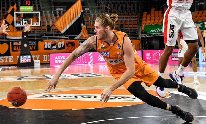 GER, BBL, ratiopharm ulm vs Brose Bamberg 06.01.2021, ratiopharm arena, Neu-Ulm, GER, BBL, ratiopharm ulm vs Brose Bamberg, im Bild Dylan Osetkowski (Ulm, 21) strauchelt und verliert den Ball