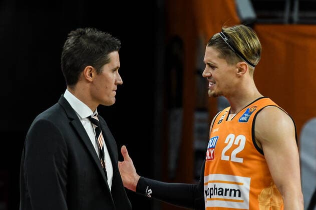 GER, BBL, ratiopharm ulm vs Brose Bamberg 06.01.2021, ratiopharm arena, Neu-Ulm, GER, BBL, ratiopharm ulm vs Brose Bamberg, im Bild Jaka Lakovic (Ulm), Thomas Klepeisz (Ulm, 22) nach seinem 5. Foul