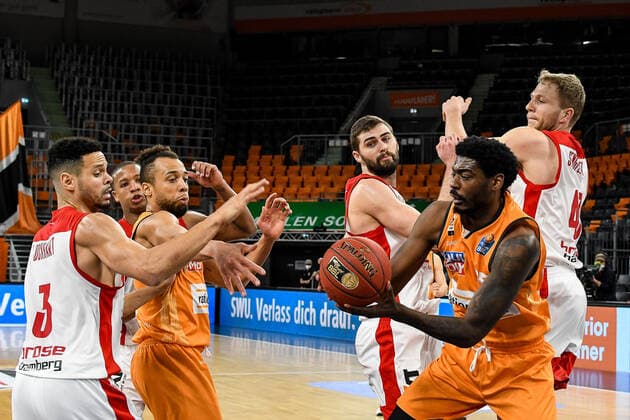 Sport Bilder des Tages GER, BBL, ratiopharm ulm vs Brose Bamberg 06.01.2021, ratiopharm arena, Neu-Ulm, GER, BBL, ratiopharm ulm vs Brose Bamberg, im Bild Dominic Lockhart (Bamberg, 3), Demitrius Conger (Ulm, 1), Aric Holman (Ulm, 35)