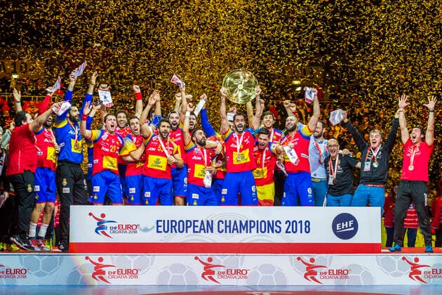 Zagreb, Kroatien 28. Januar 2018: EHF EM - 2018 - Finale - Spanien vs. Schweden Europameister 2018, Gewinner der Goldmedaille, die Mannschaft von Spanien, Raul Entrerrios (Spanien) mit dem Pokal Arena Zagreb Copyright: xFotostandx xWolfx