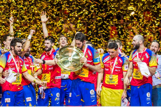Zagreb, Kroatien 28. Januar 2018: EHF EM - 2018 - Finale - Spanien vs. Schweden Raul Entrerrios (Spanien) mit dem Pokal Arena Zagreb Copyright: xFotostandx xWolfx