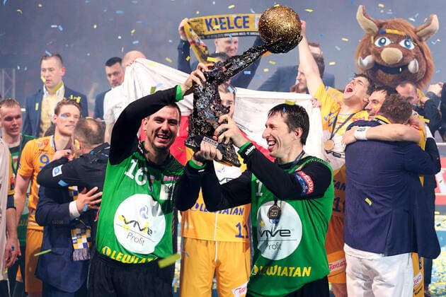 Koeln, Deutschland 29. Mai 2016: EHF Final4 - Finale - 15 16 - KS Kielce vs. MVM Veszprem Schlussjubel Schlußjubel Emotion Freude der Spieler von KS Kielce, v.li. Torhueter Marin Sego (KS Kielce, 16) und Torhueter Slawomir Szmal (KS Kielce, 1) mit dem Champions-League-Pokal. Feature Symbol Symbolfoto charakteristisch Detail quer, querformat Lanxess arena Nordrhein Westfalen Copyright: xFotostandx xKrausex