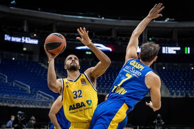 Basketball Berlin 07.01.2021 Saison 2020 2021 Euroleague Regular Season Alba Berlin vs Maccabi Tel Alviv Johannes Thiemann (Alba Berlin, No.32) Omri Casspi (Maccabi, No.07)