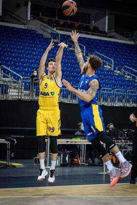 Basketball Berlin 07.01.2021 Saison 2020 2021 Euroleague Regular Season Alba Berlin vs Maccabi Tel Alviv Jonas Mattisseck (Alba Berlin, No.09) Scottie Wilbekin (Maccabi, No.01)