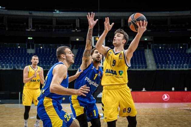 Basketball Berlin 07.01.2021 Saison 2020 2021 Euroleague Regular Season Alba Berlin vs Maccabi Tel Alviv Jonas Mattisseck (Alba Berlin, No.09) Scottie Wilbekin (Maccabi, No.01) Ante Zizic (Maccabi, No.23)