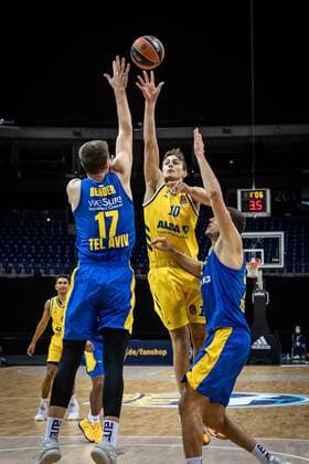 Basketball Berlin 07.01.2021 Saison 2020 2021 Euroleague Regular Season Alba Berlin vs Maccabi Tel Alviv Tim Schneider (Alba Berlin, No.10) Dragan Bender (Maccabi, No.17)