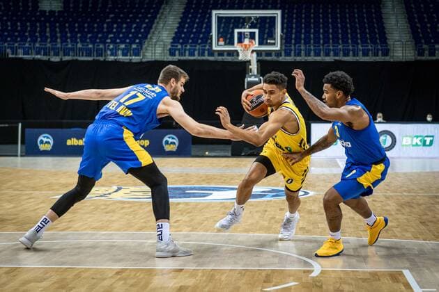 Basketball Berlin 07.01.2021 Saison 2020 2021 Euroleague Regular Season Alba Berlin vs Maccabi Tel Alviv Maodo Lo (Alba Berlin, No.00) Dragan Bender (Maccabi, No.17) Chris Jones (Maccabi, No.03)