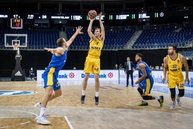 Basketball Berlin 07.01.2021 Saison 2020 2021 Euroleague Regular Season Alba Berlin vs Maccabi Tel Alviv Malte Delow (Alba Berlin, No.06) Ante Zizic (Maccabi, No.23)