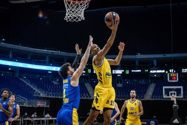 Basketball Berlin 07.01.2021 Saison 2020 2021 Euroleague Regular Season Alba Berlin vs Maccabi Tel Alviv Louis Olinde (Alba Berlin, No.19) Angelo Caloiaro (Maccabi, No.04)