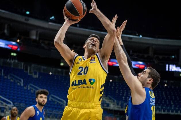 Basketball Berlin 07.01.2021 Saison 2020 2021 Euroleague Regular Season Alba Berlin vs Maccabi Tel Alviv Simone Fontecchio (Alba Berlin, No.20) Oz Blayzer (Maccabi, No.14)
