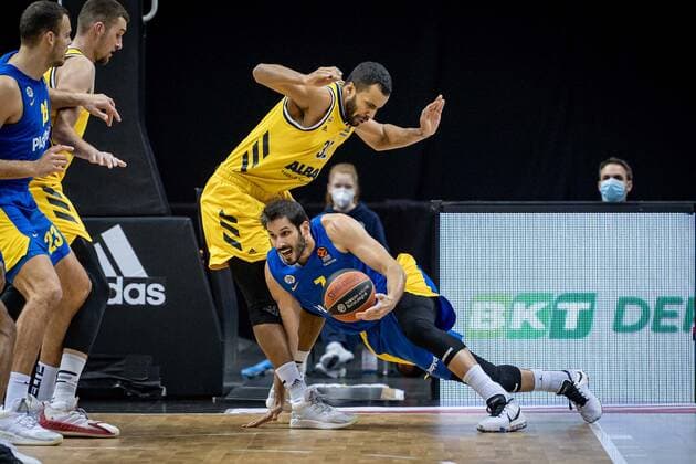 Basketball Berlin 07.01.2021 Saison 2020 2021 Euroleague Regular Season Alba Berlin vs Maccabi Tel Alviv Omri Casspi (Maccabi, No.07) Johannes Thiemann (Alba Berlin, No.32)