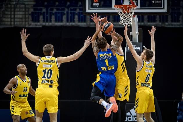 Basketball Berlin 07.01.2021 Saison 2020 2021 Euroleague Regular Season Alba Berlin vs Maccabi Tel Alviv Scottie Wilbekin (Maccabi, No.01) Ben Lammers (Alba Berlin, No.50) Malte Delow (Alba Berlin, No.06) Tim Schneider (Alba Berlin, No.10) Jayson Granger (Alba Berlin, No.33) li.