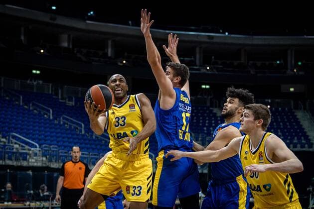 Basketball Berlin 07.01.2021 Saison 2020 2021 Euroleague Regular Season Alba Berlin vs Maccabi Tel Alviv Jayson Granger (Alba Berlin, No.33) Dragan Bender (Maccabi, No.17)