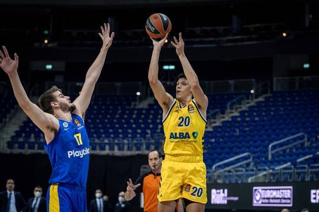 Basketball Berlin 07.01.2021 Saison 2020 2021 Euroleague Regular Season Alba Berlin vs Maccabi Tel Alviv Simone Fontecchio (Alba Berlin, No.20) Dragan Bender (Maccabi, No.17)