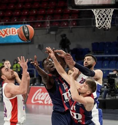 Baskonia s forward Rokas Giedraitis (2-R) and center Ilimane Diop (2-L) fights for the rebound against CSKA s center Nikola Milutinov (L) and forward Tornike Toko Shengelia (R) during the Euroleague game between TD Systems Baskonia and CSKA Moscow at Fernando Buesa Arena, in Vitoria, Basque Country Spain, 07 January 2020. TD Systems Baskonia - CSKA Moscow !ACHTUNG: NUR REDAKTIONELLE NUTZUNG!  Copyright: xADRIANxRUIZxHIERROx GRAF6784 20210107-637456517919617868