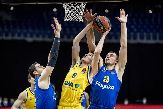 Basketball Berlin 07.01.2021 Saison 2020 2021 Euroleague Regular Season Alba Berlin vs Maccabi Tel Alviv Malte Delow (Alba Berlin, No.06) Ante Zizic (Maccabi, No.23) Oz Blayzer (Maccabi, No.14) li.