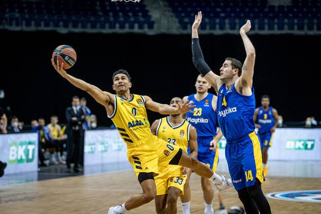 Sport Bilder des Tages Basketball Berlin 07.01.2021 Saison 2020 2021 Euroleague Regular Season Alba Berlin vs Maccabi Tel Alviv Maodo Lo (Alba Berlin, No.00) Oz Blayzer (Maccabi, No.14)