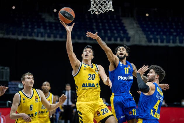 Basketball Berlin 07.01.2021 Saison 2020 2021 Euroleague Regular Season Alba Berlin vs Maccabi Tel Alviv Simone Fontecchio (Alba Berlin, No.20) Tyler Dorsey (Maccabi, No.11)