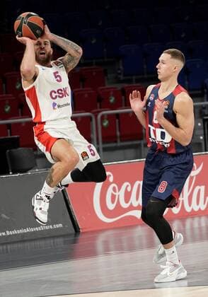 Baskonia s forward Tadas Sedekerskis (R) defends CSKA s guard Mike James (L) during the Euroleague game between TD Systems Baskonia and CSKA Moscow at Fernando Buesa Arena, in Vitoria, Basque Country Spain, 07 January 2020. TD Systems Baskonia - CSKA Moscow !ACHTUNG: NUR REDAKTIONELLE NUTZUNG!  Copyright: xADRIANxRUIZxHIERROx GRAF6821 20210107-637456555441551755