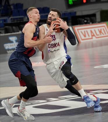 Baskonia s forward Tadas Sedekerskis (L) defends CSKA s forward Tornike Shengelia (R) during the Euroleague game between TD Systems Baskonia and CSKA Moscow at Fernando Buesa Arena, in Vitoria, Basque Country Spain, 07 January 2020. TD Systems Baskonia - CSKA Moscow !ACHTUNG: NUR REDAKTIONELLE NUTZUNG!  Copyright: xADRIANxRUIZxHIERROx GRAF6836 20210107-637456572070105157