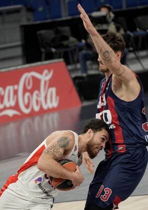 Baskonia s forward Achille Polonara (R) defends CSKA s guard Mike James (L) during the Euroleague game between TD Systems Baskonia and CSKA Moscow at Fernando Buesa Arena, in Vitoria, Basque Country Spain, 07 January 2020. TD Systems Baskonia - CSKA Moscow !ACHTUNG: NUR REDAKTIONELLE NUTZUNG!  Copyright: xADRIANxRUIZxHIERROx GRAF6832 20210107-637456575778254655