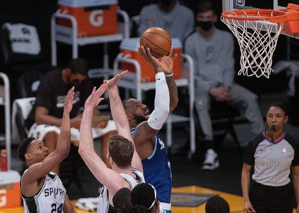 LeBron James 23 of the Los Angeles Lakers goes for a layup in a regular season NBA, Basketball Herren, USA game, between Angeles Lakers and San Antonio Spurs, at the Staples Center in Los Angeles, California, US, 07 January 2021. Lakers vs Spurs !ACHTUNG: NUR REDAKTIONELLE NUTZUNG!  Copyright: xJAVIERxROJASx AME8390 20210108-637456841360941388