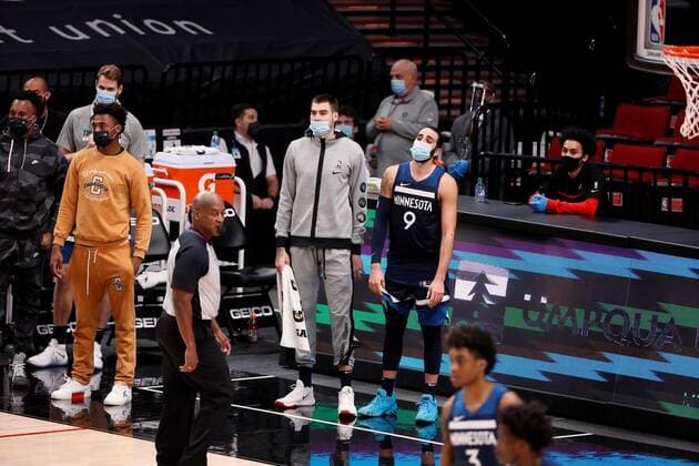 Minnesota Timberwolves power forward Juancho Hernangomez (L) and point guard Ricky Rubio (R) watch from the baseline during an NBA, Basketball Herren, USA game, between the Timberwolves and the Trail Blazers, at the Moda Center in Portland, Oregon, US, 07 January 2021. Timberwolves vs Portland Trail Blazers !ACHTUNG: NUR REDAKTIONELLE NUTZUNG!  Copyright: xSOOBUMxIMx AME8396 20210108-637456857981086481