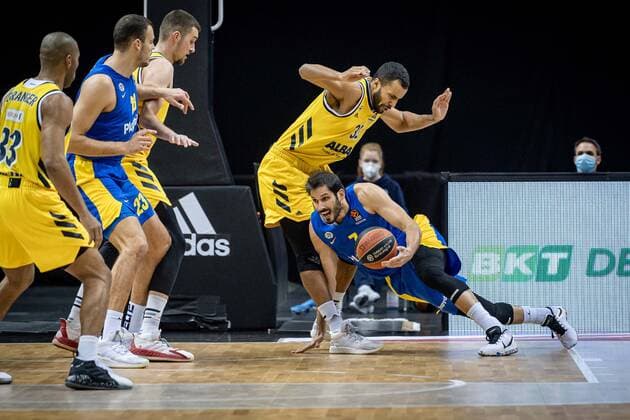 Basketball Berlin 07.01.2021 Saison 2020 2021 Euroleague Regular Season Alba Berlin vs Maccabi Tel Aviv Omri Casspi (Maccabi, No.07) Johannes Thiemann (Alba Berlin, No.32)