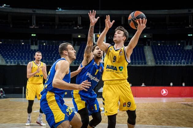 Basketball Berlin 07.01.2021 Saison 2020 2021 Euroleague Regular Season Alba Berlin vs Maccabi Tel Aviv Jonas Mattisseck (Alba Berlin, No.09) Scottie Wilbekin (Maccabi, No.01) Ante Zizic (Maccabi, No.23)