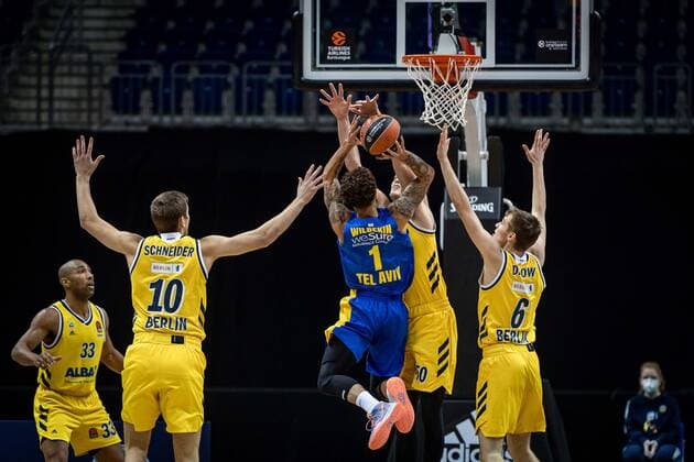 Basketball Berlin 07.01.2021 Saison 2020 2021 Euroleague Regular Season Alba Berlin vs Maccabi Tel Aviv Scottie Wilbekin (Maccabi, No.01) Ben Lammers (Alba Berlin, No.50) Malte Delow (Alba Berlin) Tim Schneider (Alba Berlin, No.10) Jayson Granger (Alba Berlin, No.33)