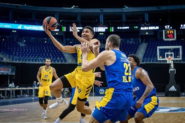 Basketball Berlin 07.01.2021 Saison 2020 2021 Euroleague Regular Season Alba Berlin vs Maccabi Tel Aviv Maodo Lo (Alba Berlin, No.00) Ante Zizic (Maccabi, No.23)