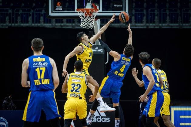 Basketball Berlin 07.01.2021 Saison 2020 2021 Euroleague Regular Season Alba Berlin vs Maccabi Tel Aviv Angelo Caloiaro (Maccabi, No.04) Simone Fontecchio (Alba Berlin, No.20)