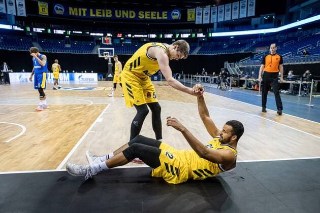 Basketball Berlin 07.01.2021 Saison 2020 2021 Euroleague Regular Season Alba Berlin vs Maccabi Tel Aviv Ben Lammers (Alba Berlin, No.50) hilft Johannes Thiemann (Alba Berlin, No.32) auf die Beine