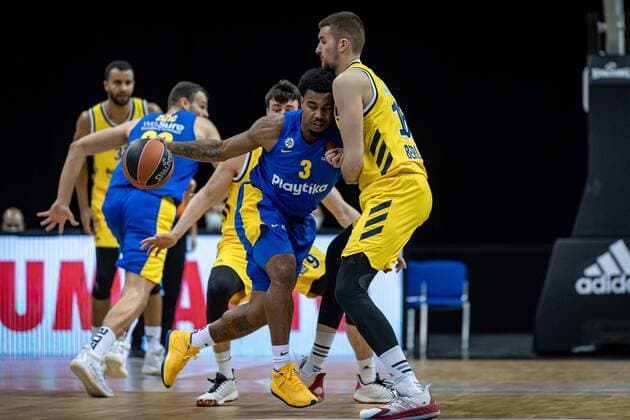 Basketball Berlin 07.01.2021 Saison 2020 2021 Euroleague Regular Season Alba Berlin vs Maccabi Tel Aviv Chris Jones (Maccabi, No.03) Kresimir Nikic (Alba Berlin, No.16)