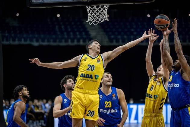 Basketball Berlin 07.01.2021 Saison 2020 2021 Euroleague Regular Season Alba Berlin vs Maccabi Tel Aviv Simone Fontecchio (Alba Berlin, No.20) Malte Delow (Alba Berlin) Chris Jones (Maccabi, No.03)