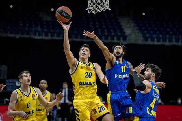 Basketball Berlin 07.01.2021 Saison 2020 2021 Euroleague Regular Season Alba Berlin vs Maccabi Tel Aviv Simone Fontecchio (Alba Berlin, No.20) Tyler Dorsey (Maccabi, No.11) Angelo Caloiaro (Maccabi, No.04)