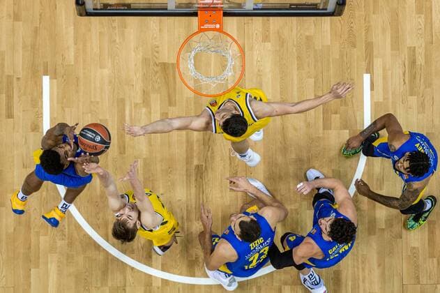 Basketball Berlin 07.01.2021 Saison 2020 2021 Euroleague Regular Season Alba Berlin vs Maccabi Tel Aviv Simone Fontecchio (Alba Berlin, No.20) mi. Chris Jones (Maccabi, No.03) li. Malte Delow (Alba Berlin) Ante Zizic (Maccabi, No.23) Angelo Caloiaro (Maccabi, No.04) Tyler Dorsey (Maccabi, No.11)