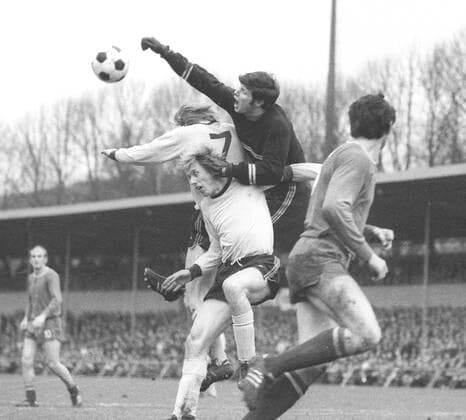 Borussia Dortmund - 1. FC Kaiserslautern 30.01.1971 Torwart Josef Elting (1. FC Kaiserslautern) Aktion , klärt vor 2 Dortmundern. Nur fuer journalistische Zwecke! Only for editorial use! *** Borussia Dortmund 1 FC Kaiserslautern 30 01 1971 Goalkeeper Josef Elting 1 FC Kaiserslautern action , clears in front of 2 Dortmund players Only for journalistic use Only for editorial use HM