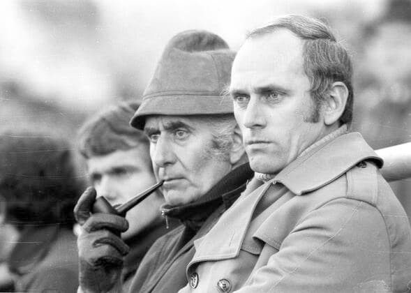 Rot Weiß Essen - FC Bayern München 3:1 13.02.1971 Manager Robert Schwan mit Pfeife und Trainer Udo Lattek (FCB) mit ernster Miene auf der Bank Nur fuer journalistische Zwecke! Only for editorial use! *** Rot Weiß Essen FC Bayern München 3 1 13 02 1971 Manager Robert Schwan with whistle and coach Udo Lattek FCB with serious face on the bench Only for journalistic use Only for editorial use HM